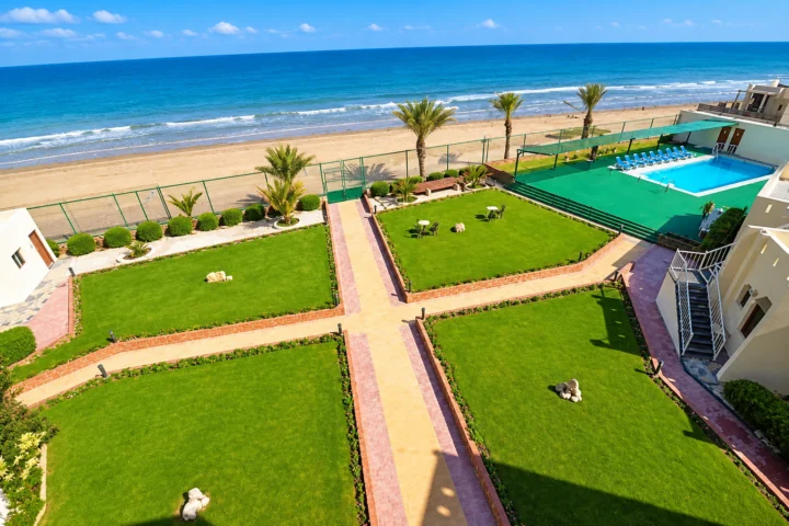 Resort Sur Beach Holiday is a coastal hotel in Sur overlooking the Gulf of Oman, with an outdoor pool and access to a public