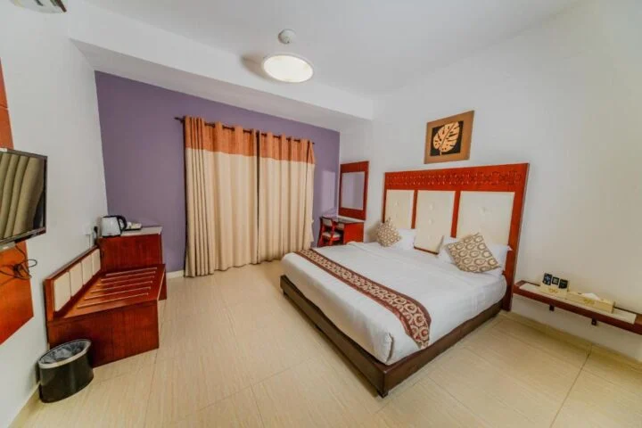 Zaki Hotel Apartment in Sur offers practical hotel rooms and multi-bedroom apartments near local services, with apartment-sty